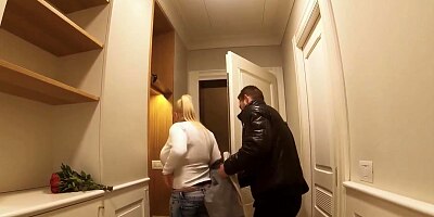 HUNT4K Cuck regarde docilement comment un riche chasseur baise son luxueux GF