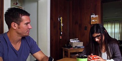 MIA KHALIFA - Prietenul meu nu mă lasă să fac un trio, așa că am făcut sex cu doi bărbați de culoare